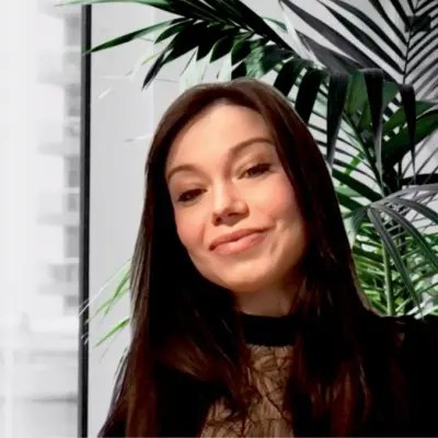 Photo of Andra Dumitrescu with office background